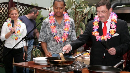 Консулът на Сейшелите, директор и студент готвиха на 300 гости
